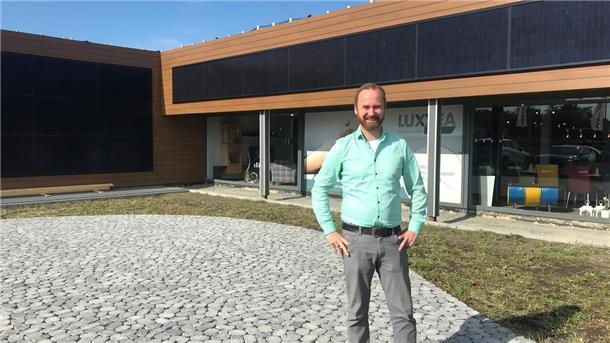 Hendrik Lenz vor einem der Photovoltaik-Module des Wohncenters. Für seine Maßnahmen bekommt er viel Zuspruch.
