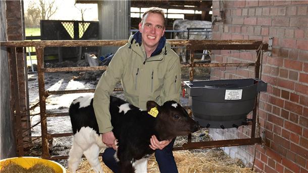 Hendrik Lübben mit einem drei Wochen alten Kalb auf seinem Hof.