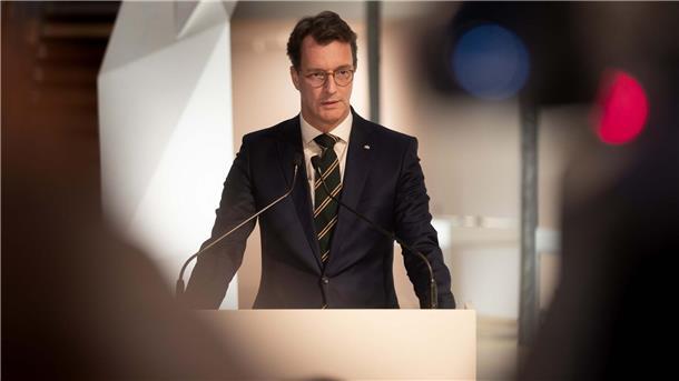 Wüst: Integrationsprobleme nicht nur bei Migranten Hendrik Wüst (CDU) ist Ministerpräsident von Nordrhein-Westfalen.