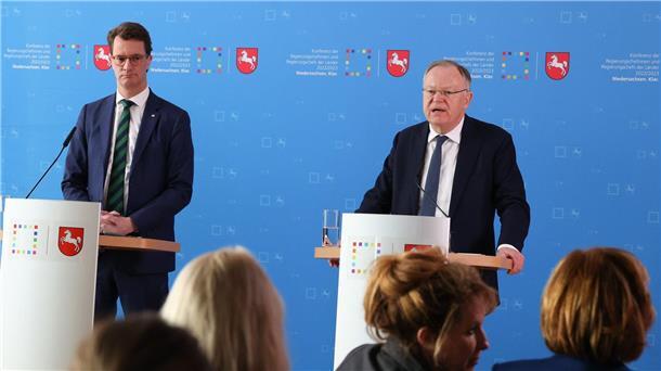 Länder fordern leichtere Abschiebungen und mehr Geld Hendrik Wüst (CDU, l), Ministerpräsident von NRW, und Stephan Weil (SPD), Ministerpräsident von Niedersachsen, sprechen bei einer Pressekonferenz im Rahmen der Ministerpräsidentenkonferenz.