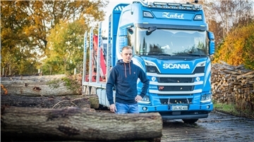 Hendrik Zabel (31) aus Bad Bederkesa weiß um das Problem, Fachkräfte für sein Transport-Unternehmen zu finden. Akut muss er zwei seiner sieben LKW leer stehen lassen – Brummifahrer sind nicht zu finden. Liegen bleiben muss auch die Ladung Holz.