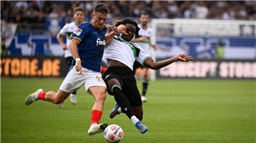 Hendry Blank (r) fehlt Hannover 96 in Elversberg. (Archivilbd)