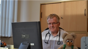 Von der Masernimpfung bis zur Leichenschau Henner Naumann räumt nach 32 Jahren seinen Schreibtisch im Raum 13 des Erdgeschosses im Gesundheitsamt.
