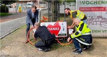 Henning Fricke, Rolf Meyer, Niklas Breden und Johannes Fuhr bei der Montage des ersten Rades und gemeinsam mit Pia Kostbade beim Aufsprühen der Piktogramme in Zeven.