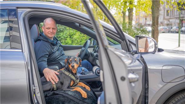Henning Haag mit Hund Cooper im BYD-Elektro-Auto. Foto: Hartmann