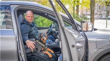 Henning Haag mit Hund Cooper im BYD-Elektro-Auto. Foto: Hartmann