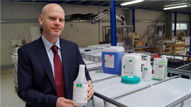 Henning Helmes, Geschäftsführer der Beviston GmbH in Nordholz, berichtet von Lieferengpässen für Alkohol und Verpackungsmaterial.