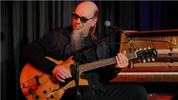 Henning Pertiet an der Gitarre. 