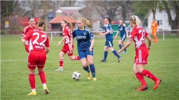 Henrike Harbers (Mitte) erzielte das 2:0 für den FC Geestland.