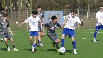 U17-Regionalliga-Fußballer vom JFV Bremerhaven auf dem Fußballplatz.