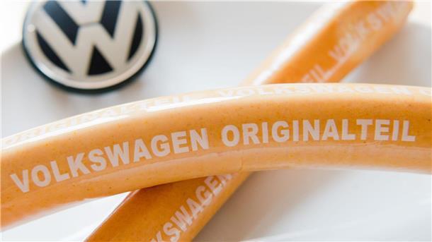 VW erreicht Absatzrekord - bei der Currywurst Hergestellt wird sie in der werkseigenen Fleischerei - und hat wie jedes Auto-Ersatzteil auch eine Teilenummer. (Archivfoto)