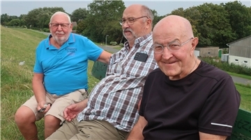 Heribert Klein (rechts) auf seiner "Reise in die Vergangenheit" auf dem Deich gegenüber dem damaligen Hof Tants zusammen mit Henning Uphoff (links) und Günter Tants.