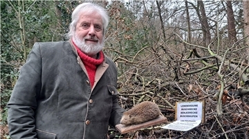 Hermann Kück mit einem ausgestopften Igel aus seiner Sammlung im Dorphuus Lunestedt.