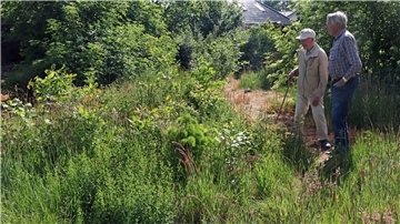 Hermann Lindemann (rechts) und Hans-Hermann Intemann begutachten stolz ihre Spielwiese der Natur.