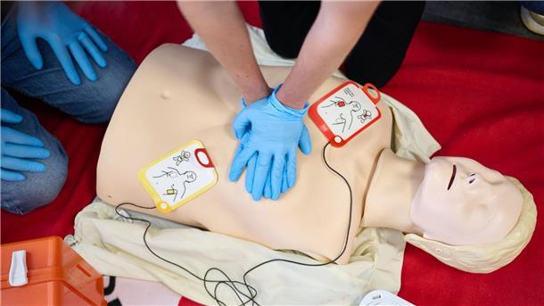 Leben retten mit speziellem Druck Herzdruckmassage kann einem Menschen das Leben retten.