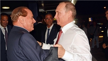 Herzlich einander zugetan: Silvio Berlusconi (l) und Wladimir Putin.