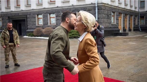 Von der Leyen mit EU-Kommission zu Gesprächen in Kiew Herzliche Begrüßung in Kiew: Wolodymyr Selenskyj und Ursula von der Leyen.