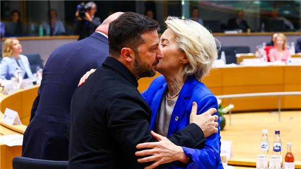 Bilder des Tages Herzliche Begrüßung von Ursula von der Leyen, Präsidentin der Europäischen Kommission, für den ukrainischen Präsidenten Wolodymyr Selenskyj bei einem Treffen am runden Tisch auf dem EU-Gipfel.