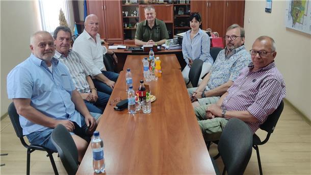 Herzlicher Empfang bei Bürgermeister Sergii Kasian in Sokal. Unser Foto zeigt von links: Friedo Meyer, Dieter Söllner, Heino Engelke, Sergii Kasian, Dolmetscherin Sofia Kigorr, Jürgen Müller und Heinz Schade.