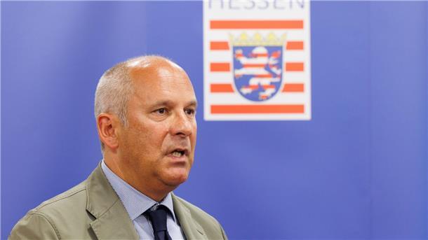 Ampel schließt Vermittlung zum „Sicherheitspaket“ nicht aus Hessens Innenminister Roman Poseck (CDU) plädiert für eine neue Pflicht zur Vorratsdatenspeicherung. Bundesinnenministerin Faeser ist nicht gegen eine neue Form der Speicherpflicht für IP-Adressen. Ihr Kabinettskollege, Bundesjustizminister Marco Buschmann von der FDP, sieht das aber anders. (Archivbild)