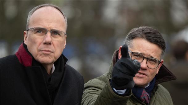 Protest gegen Waldrodung für Autobahn-Ausbau Hessens Ministerpräsident Boris Rhein (r) und sein Innenminister Peter Beuth kamen an den Fechenheimer Wald.