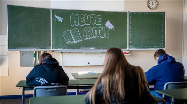 Gymnasiallehrer beklagen Inflation von Einser-Abitur „Heute Abitur“ steht auf einer Tafel im Klassenzimmer eines Gymnasiums.