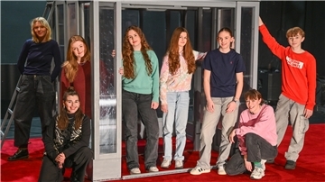 „Heute ist ein guter Tag“ wird von den Jugendlichen Frida Breuer, Pia Freymark, Lara Gieseking, Ylvi Hoogestraat, Jette-Talie Solbrig und Skyler Rose gespielt. Theaterpädagogin Katharina Dürr (unten rechts) und Schauspielerin Coco Plümer (unten links) inszenieren das Stück.
