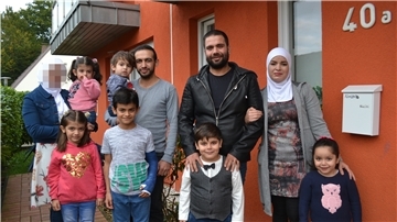 Heute vor dem Reihenhaus in Beers (von links): Muna – die ihr Gesicht aus religiösen Gründen nicht zeigen möchte – mit Maria (3), Wassila (6), Ahmed (8), Yassin mit Suhaib (2), Hasan mit Mohammed (5) und Waad mit Layen (3).
