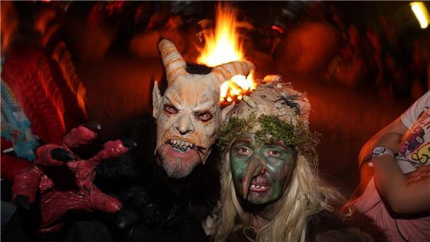 Hexennacht im Harz - Besucher feiern auf dem Hexentanzplatz in Thale Walpurgis.