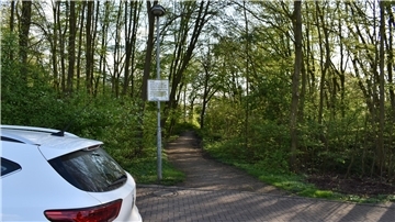 Hier am Wendehammer beim Plaatwegstadion müssten etwa 400 Quadratmeter Gehölz der Parkanlage an den Gateteichen gerodet werden, wenn hier ein Mobilfunkmast errichtet werden soll.
