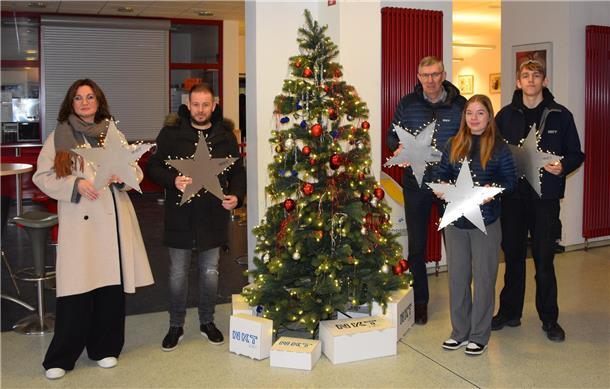 Dargestellt sind Ines Locker-Wolf und Mark Stelling für die Oberschule 1 und Helmut Schmidt, Henrike Thieling und Leon Kasischke von NKT mit Metallsternen und einem feierlichen Weihnachtsbaum
