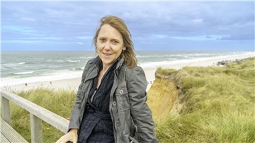 Hier fühlt sie sich seit vielen Jahren wohl und hier spielen auch ihre Krimis: Bestsellerautorin Sabine Weiß auf Sylt.
