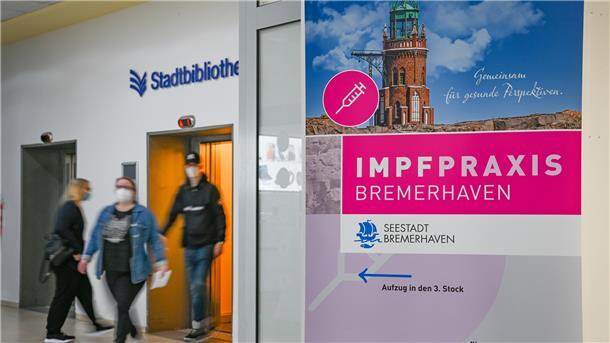 Blick auf das Schild zur Impfpraxis.