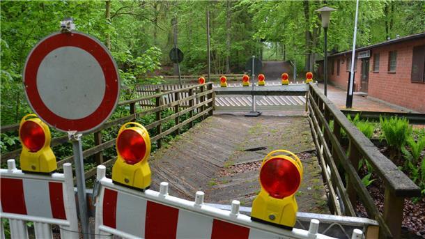 Hier geht es nicht weiter. Seit einem Jahr ist die Mehde-Brücke am Schießstand in der Zevener Ahe gesperrt. Daran wird sich absehbar nichts ändern.