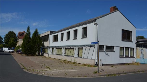 Hier in den ehemaligen Räumlichkeiten der Firma Louis Müller ist derzeit das Lager der JUH-Auslandshilfe. Nun wird ein neues Domizil gesucht.