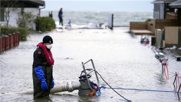 Unwetter an den Küsten (Update #27): Person auf Fehmarn von Baum erschlagen Hier in der dänischen Region Haderslev wird das Wasser von überfluteten Straßen gepumpt.