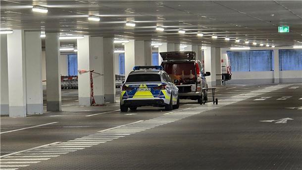 Tote im Kofferraum in Tiefgarage entdeckt Hier in einer Tiefgarage eines Baumarktes in Regensburg wurde die Leiche im Auto gefunden.