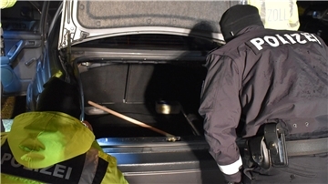 Hier inspizieren die Beamten während der Großkontrolle am Wesertunnel den Kofferraum eines Autos.