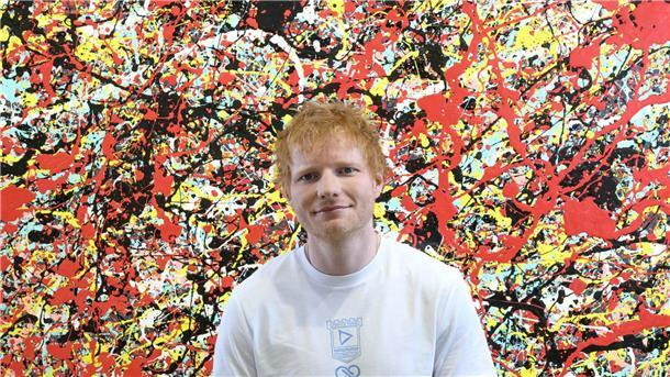 Ed Sheeran malt im Parkhaus Hier ist der Hintergrund sein eigenes Bild.