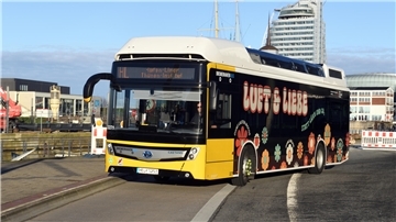 Hier ist einer von aktuell drei betriebsfähigen Wasserstoffbussen als Hafen-Liner im Einsatz.
