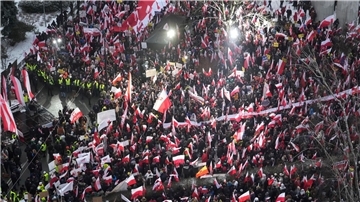 „Hier ist Polen, kein Tuskoland“: Protestierende in Warschau.