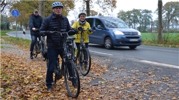 Hier ist Schluss für Radfahrer, die aus Krempel kommen und nach Neuenwalde wollen. Am Ortsausgang endet der Radweg. Günter und Angelika Stürcken (im Vordergrund) sind ebenso wenig zufrieden mit diesem Zustand wie Wolfgang Zauritz aus Neuenwalde (im Hintergrund), der wie viele andere Bürger gerne mit dem „Drahtesel“ unterwegs ist.