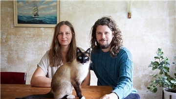 Hier lässt es sich aushalten. Caren "Mina" Detje und Timo Dorsch mit Vierbeiner Pili im "Haus Irmgard".