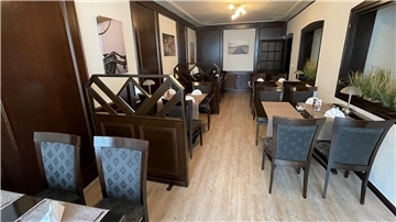 Tische und Stühle im Restaurant „Seeteufel“ in Nordenham.
