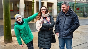 Hier, mitten auf der „Bürger“, nimmt die Auswanderergeschichte von Cynthia Andraczek ihren Anfang. Ohne das deutsche Praktikum bei der Sparkasse vor 20 Jahren hätte die Französin nicht ihren späteren Mann Martin kennengelernt. Seinetwegen verließ sie ihre Heimat. Sohn Dorian wächst mit beiden Staatsbürgerschaften auf.