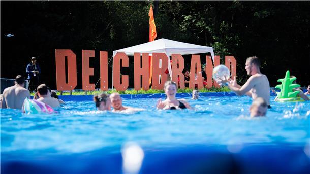 Insider-Tipps für das Deichbrand-Festival 2024: So holt ihr das Maximum raus! Der Pool auf dem Deichbrand-Festival.