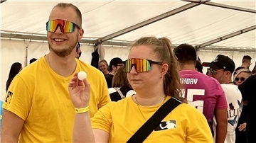 Beerpong-Turnier in einem großen Zelt.