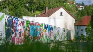 Hier stand einst eine Flüchtlingsunterkunft. Vor dieser soll ein Asylbewerber aus Eritrea zwei Mädchen mit einem Messer attackiert haben.