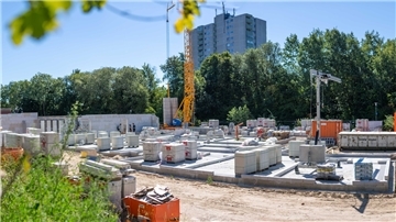Weiß leuchten die Kalksandsteine der großen Baustelle in den blauen Himmel: Am Jägerhof in Bremerhaven wird im Sommer 2022 das "Havenhospiz" errichtet. 