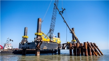 Hier wird noch gebaut: An dem Anleger in Wilhelmshaven soll noch in diesem Winter ein FSRU (Floating Storage and Regasification Unit) für den Flüssiggasimport nach Deutschland anlegen.